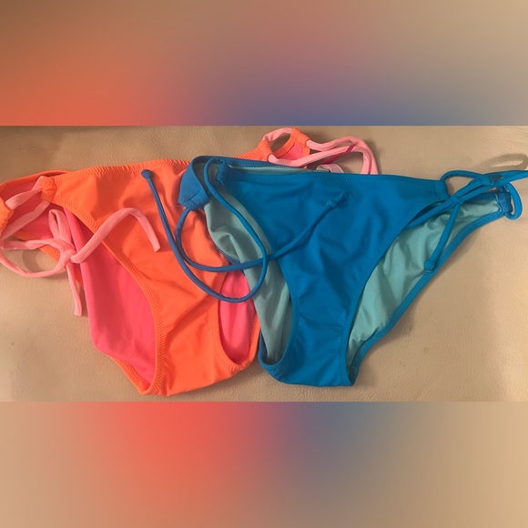 NWOT (2) Victoria’s Secret Two Sided Bikini Bottoms - S / M - Picture 1 of 4